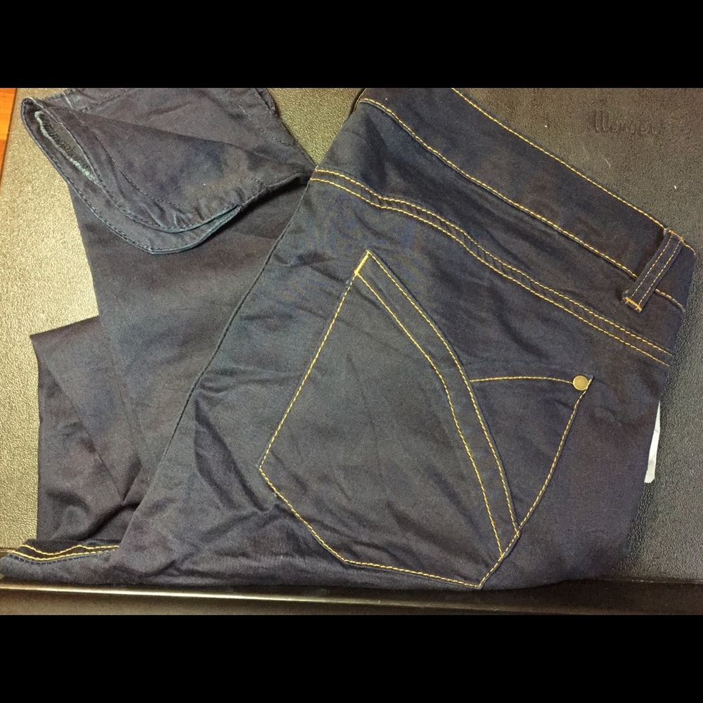 Dark blue skinny jeans with beautiful stitching